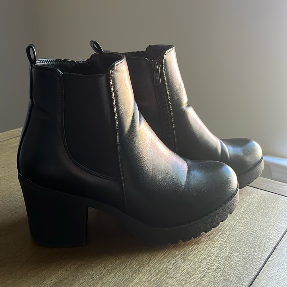 Black Fall boots size 8.5